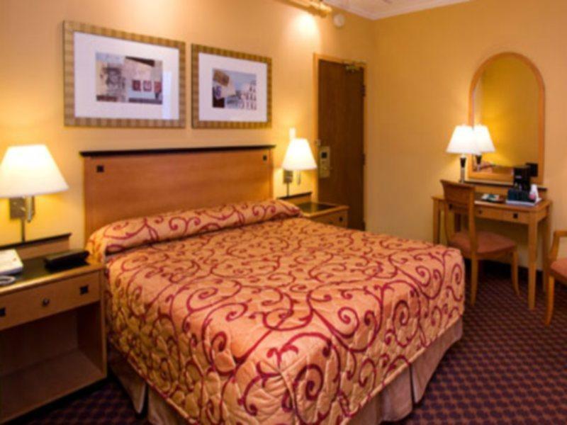 Howard Johnson By Wyndham Vancouver Downtown Экстерьер фото