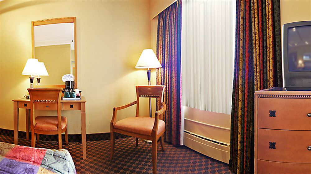 Howard Johnson By Wyndham Vancouver Downtown Экстерьер фото