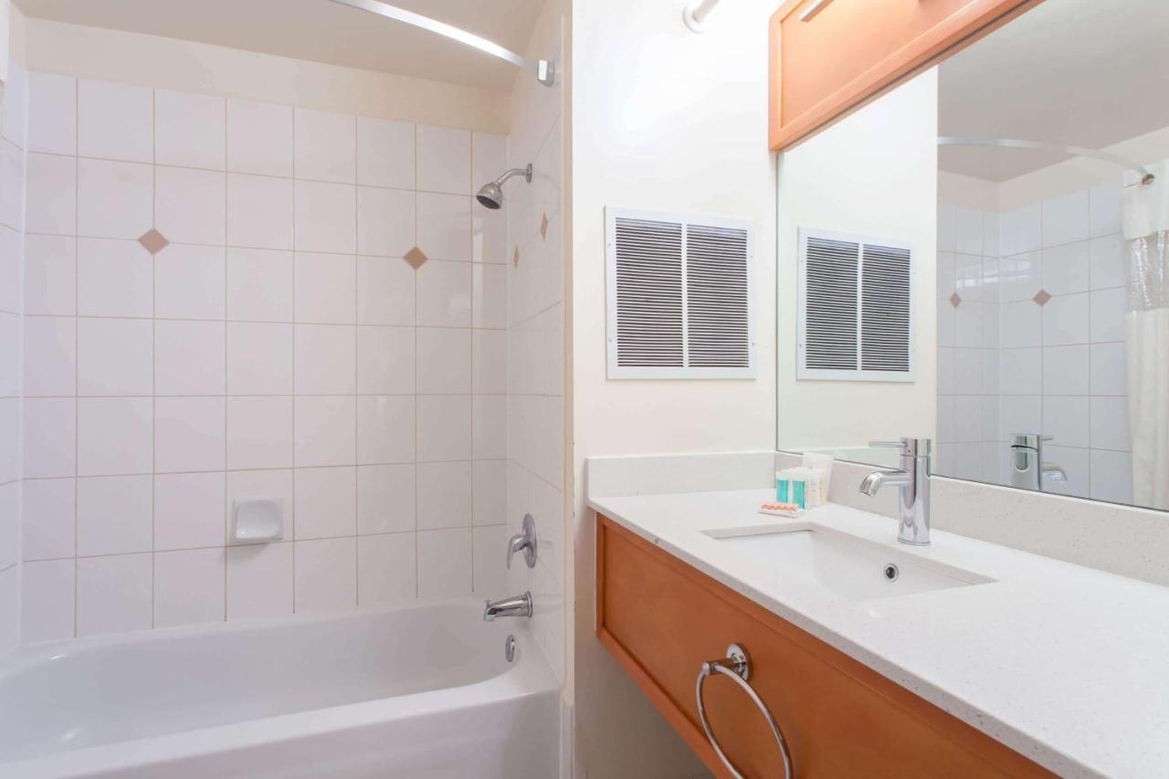 Howard Johnson By Wyndham Vancouver Downtown Экстерьер фото