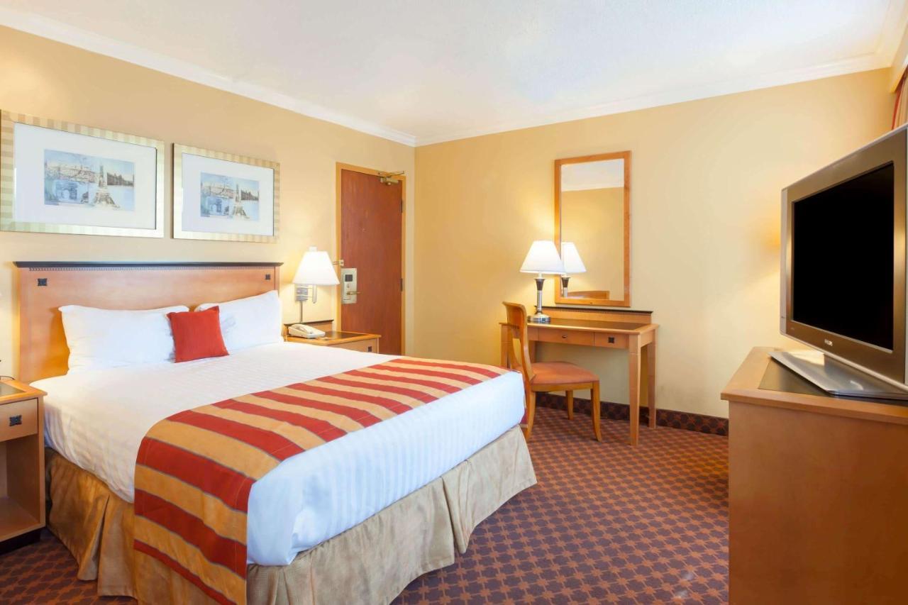 Howard Johnson By Wyndham Vancouver Downtown Экстерьер фото