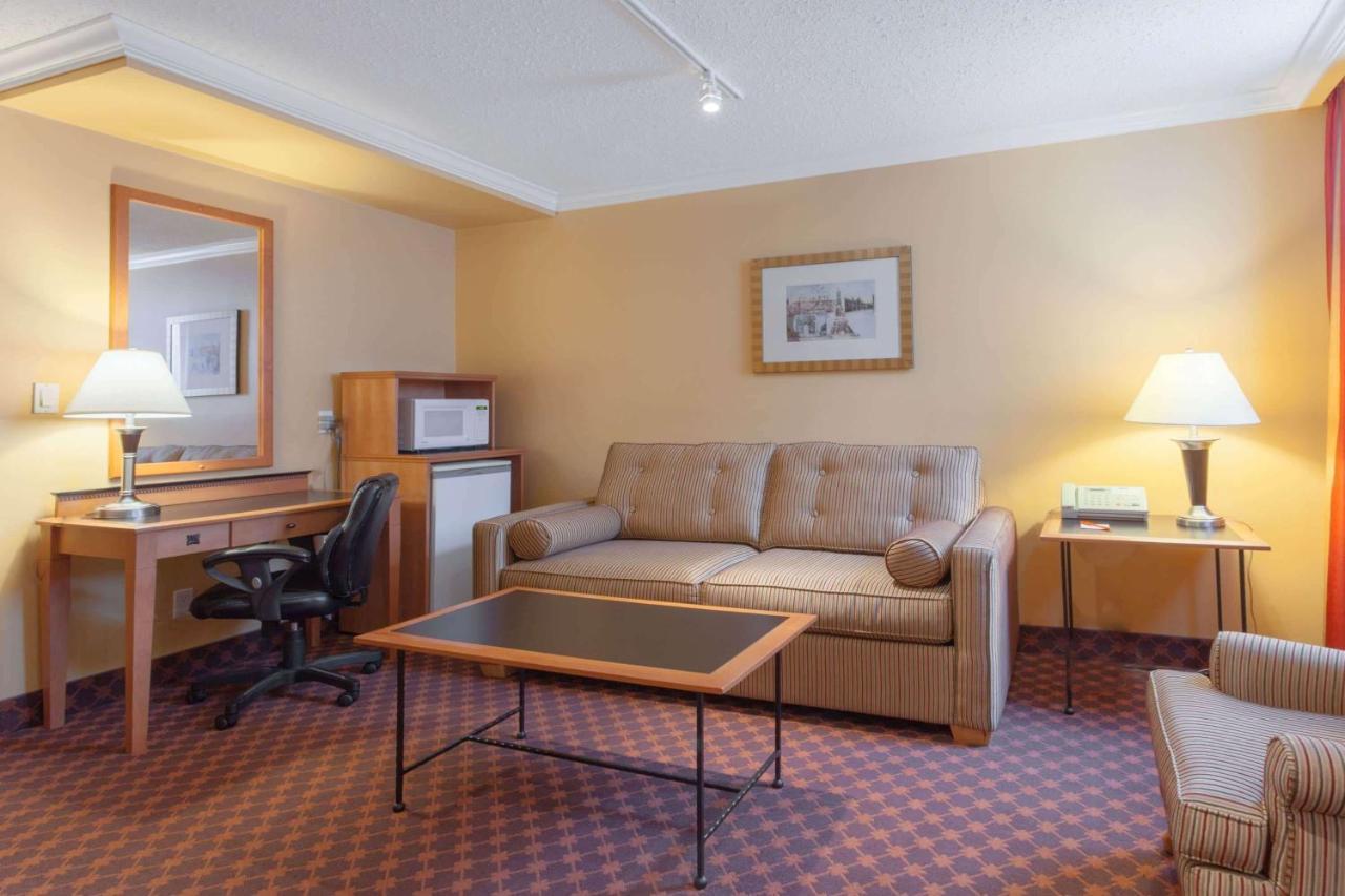 Howard Johnson By Wyndham Vancouver Downtown Экстерьер фото