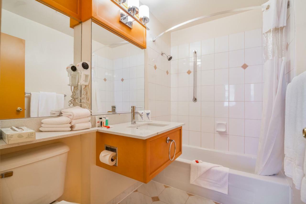 Howard Johnson By Wyndham Vancouver Downtown Экстерьер фото