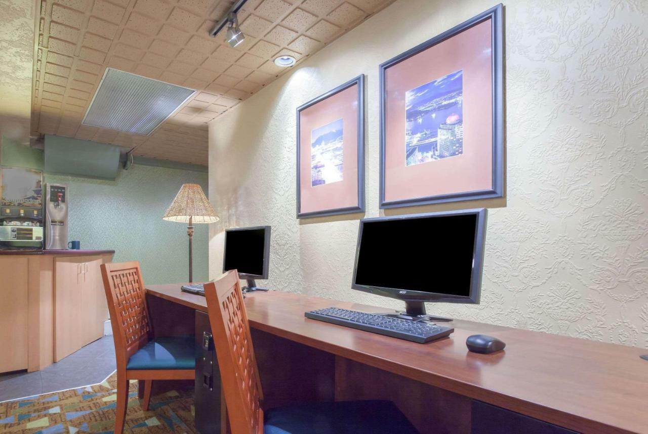 Howard Johnson By Wyndham Vancouver Downtown Экстерьер фото